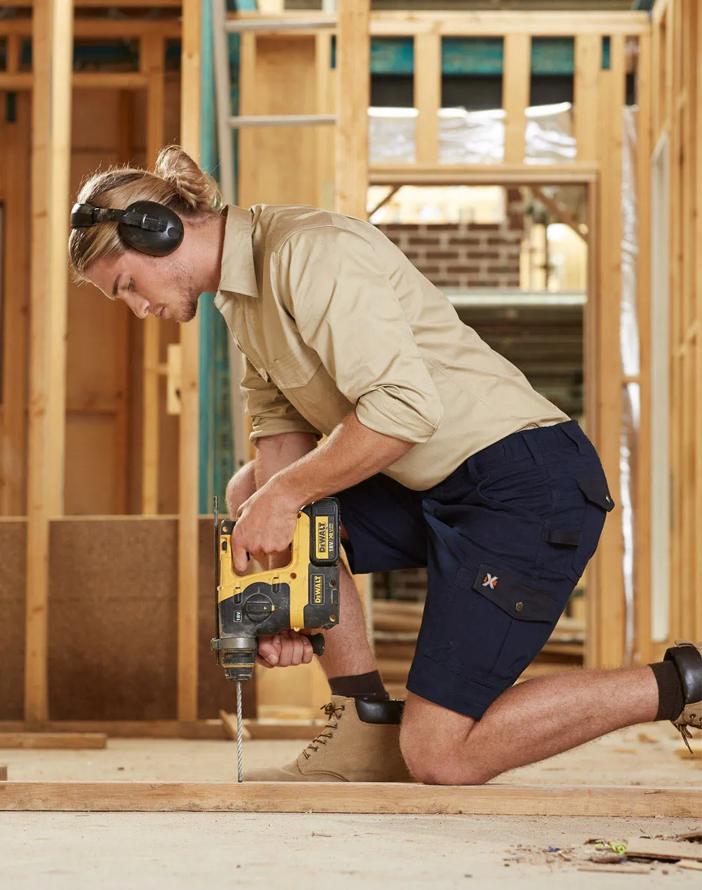 AIW - WP23 - MENS STRETCH CARGO WORK SHORTS WITH DESIGN PANEL TREATMENTS