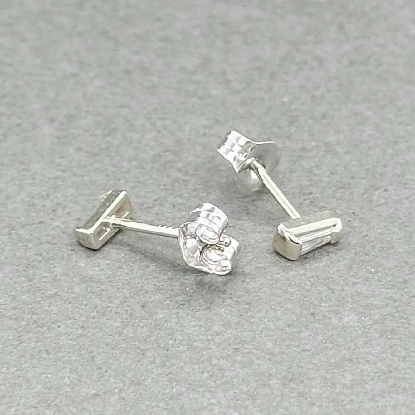 Estate 14K W Gold 0.11ctw G-H/VS2-SI1 Baguette Diamond Stud Earrings